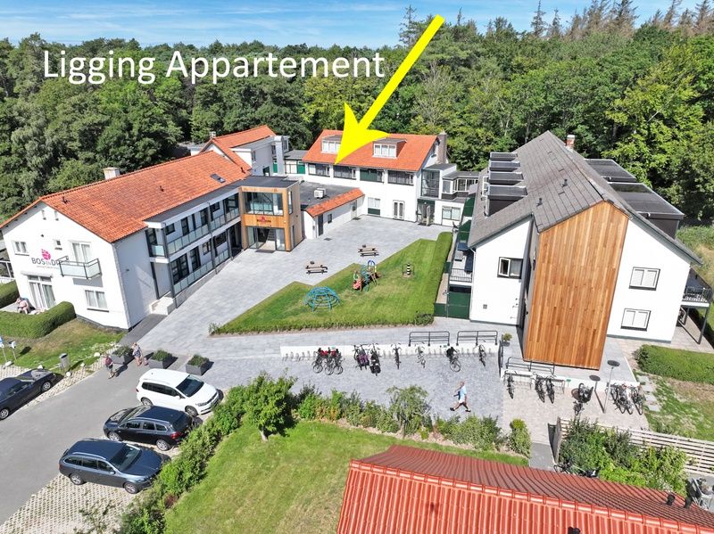 Luftaufnahme des Appartements Bos en Duin 25, De Dennen, Texel, zeigt die gruene Umgebung und die zentrale Lage auf der Insel.