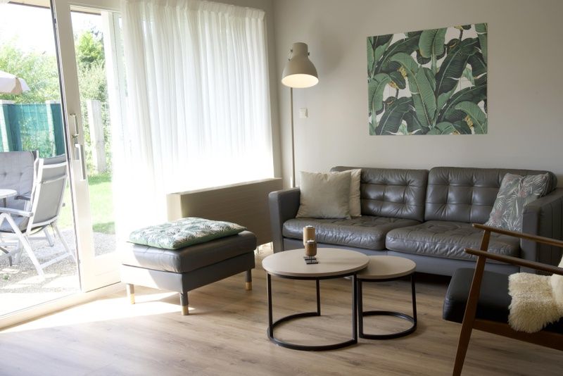 Heller Wohnraum mit Blick auf den Garten im Bungalowpark 't Hoogelandt - Bungalow-Texel, De Dennen, Texel.