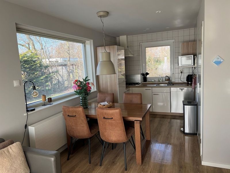 Gemuetliches Esszimmer und Kueche im Bungalowpark 't Hoogelandt - Bungalow-Texel, De Dennen, Texel.