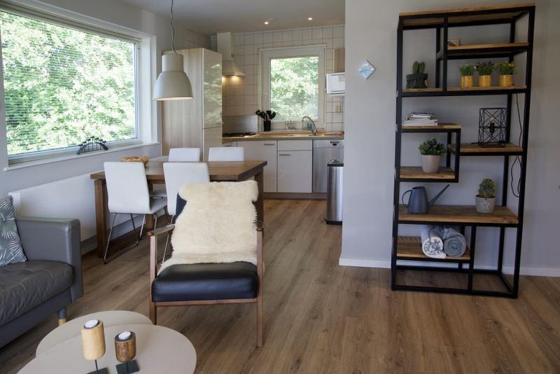 Moderne offene Kueche im Bungalowpark 't Hoogelandt - Bungalow-Texel, De Dennen, Texel, Waddeninseln.