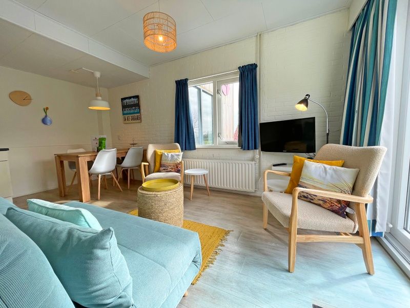 Comfortabele binnenruimte in Appartement Bos en Duin 29, De Dennen, Texel, perfect voor ontspanning op de Waddeneilanden.