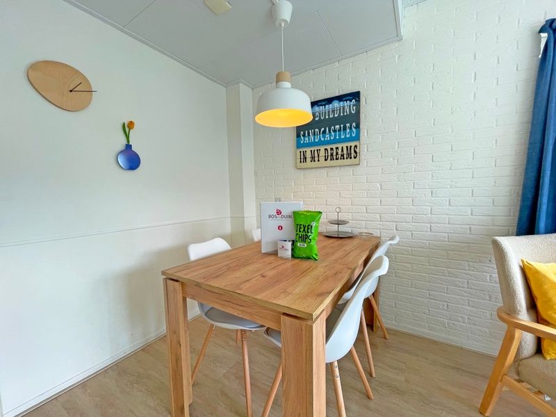 Eetgedeelte van Appartement Bos en Duin 29, De Dennen, Texel, ideaal voor gezellige maaltijden op de Waddeneilanden.