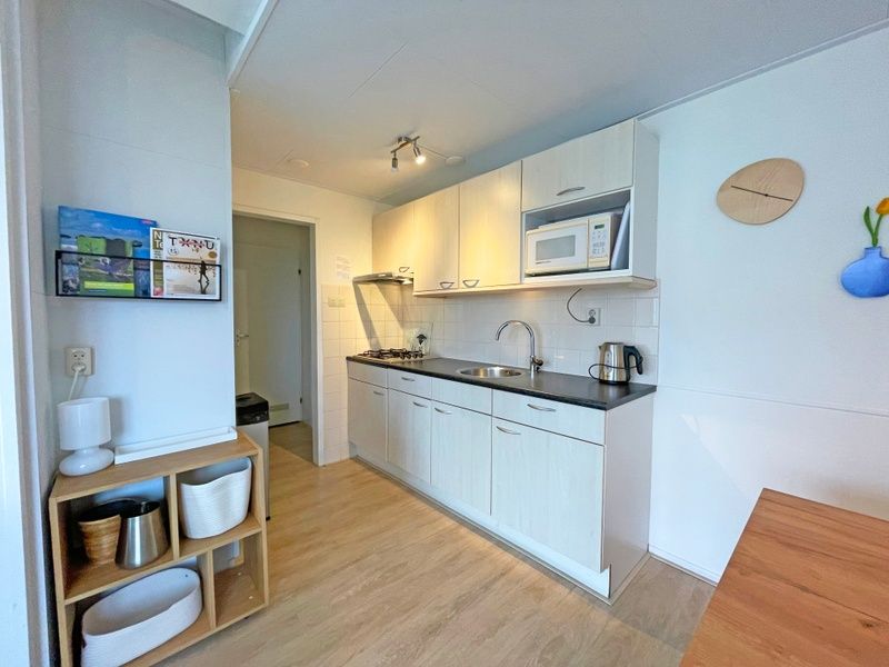 Volledig uitgeruste keuken in Appartement Bos en Duin 29, De Dennen, Texel, voor culinaire avonturen op de Waddeneilanden.