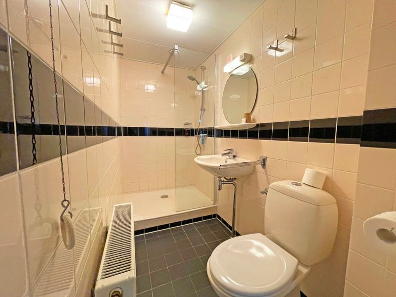 Moderne badkamer in Appartement Bos en Duin 29, De Dennen, Texel, voor comfort op de Waddeneilanden.