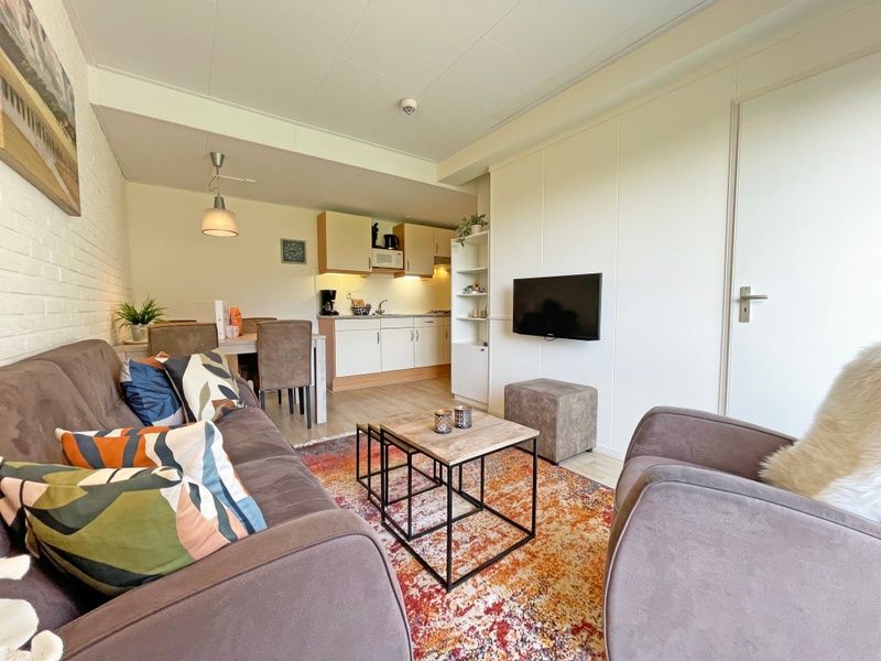 Kompakte Kueche und Essbereich im Appartement Bos en Duin 31, De Dennen, Texel, ideal fuer gemuetliche Mahlzeiten.