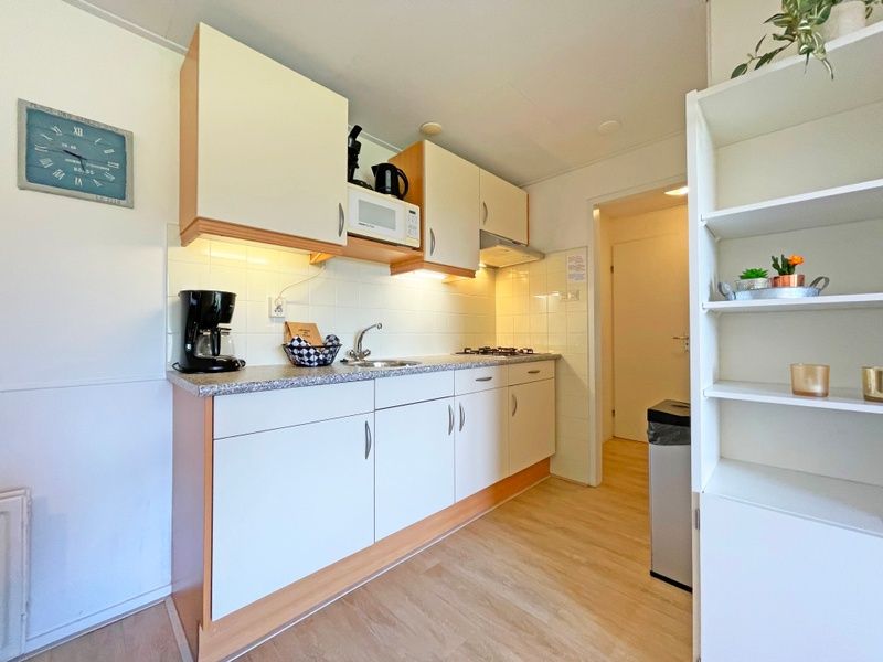 Moderne Kueche im Appartement Bos en Duin 31, De Dennen, Texel mit allen notwendigen Annehmlichkeiten fuer einen komfortablen Aufenthalt.