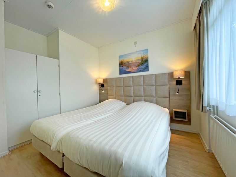 Attraktives Schlafzimmer im Appartement Bos en Duin 31, De Dennen, Texel mit Doppelbett und beruhigender Dekoration.