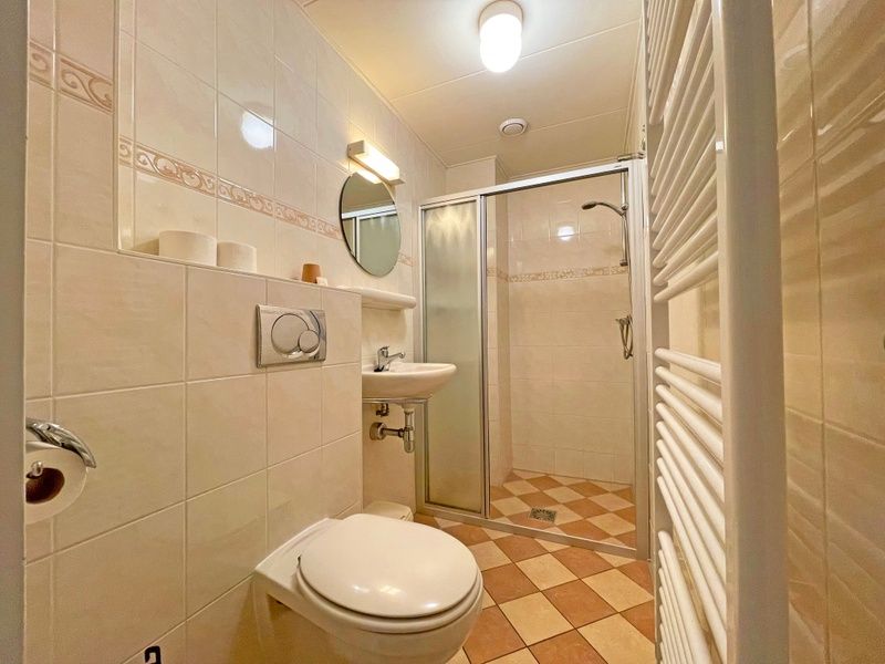 Stilvolles Badezimmer im Appartement Bos en Duin 31, De Dennen, Texel mit Dusche und modernen Einrichtungen.
