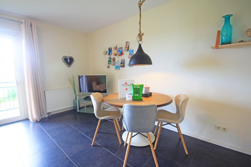 Essecke mit modernen Stuehlen im Apartment Bos en Duin 42, De Dennen, Texel.