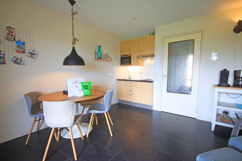 Kueche und Essbereich im Apartment Bos en Duin 42, De Dennen, Texel mit Holzelementen.