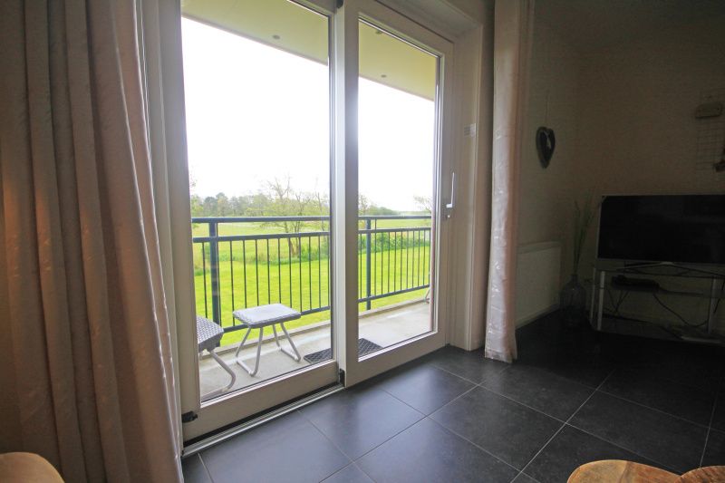 Balkon mit schoenem Blick auf die Natur vom Apartment Bos en Duin 42, De Dennen, Texel.