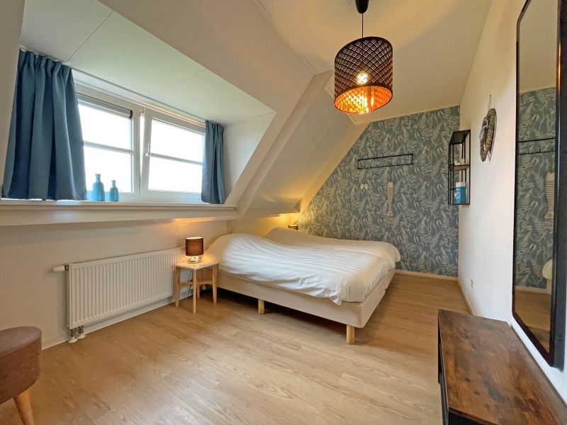 Attraktives Schlafzimmer mit dekorativen Elementen im Apartment Bos en Duin 42, De Dennen, Texel.