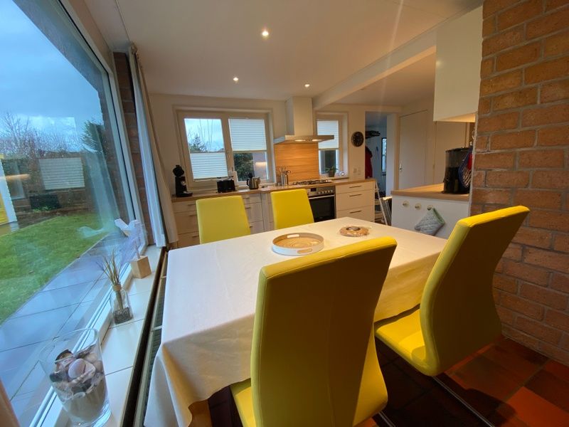 Esszimmer mit Blick auf den Garten im Bungalowpark Verste Coogh - Bungalow 52, De Dennen, Texel.