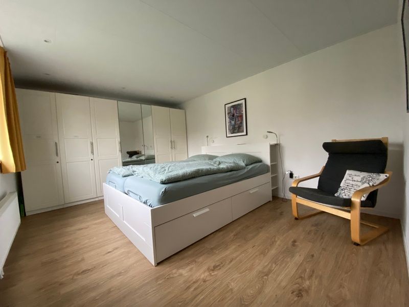 Hauptschlafzimmer im Bungalowpark Verste Coogh - Bungalow 52, De Dennen, Texel mit bequemem Bett.