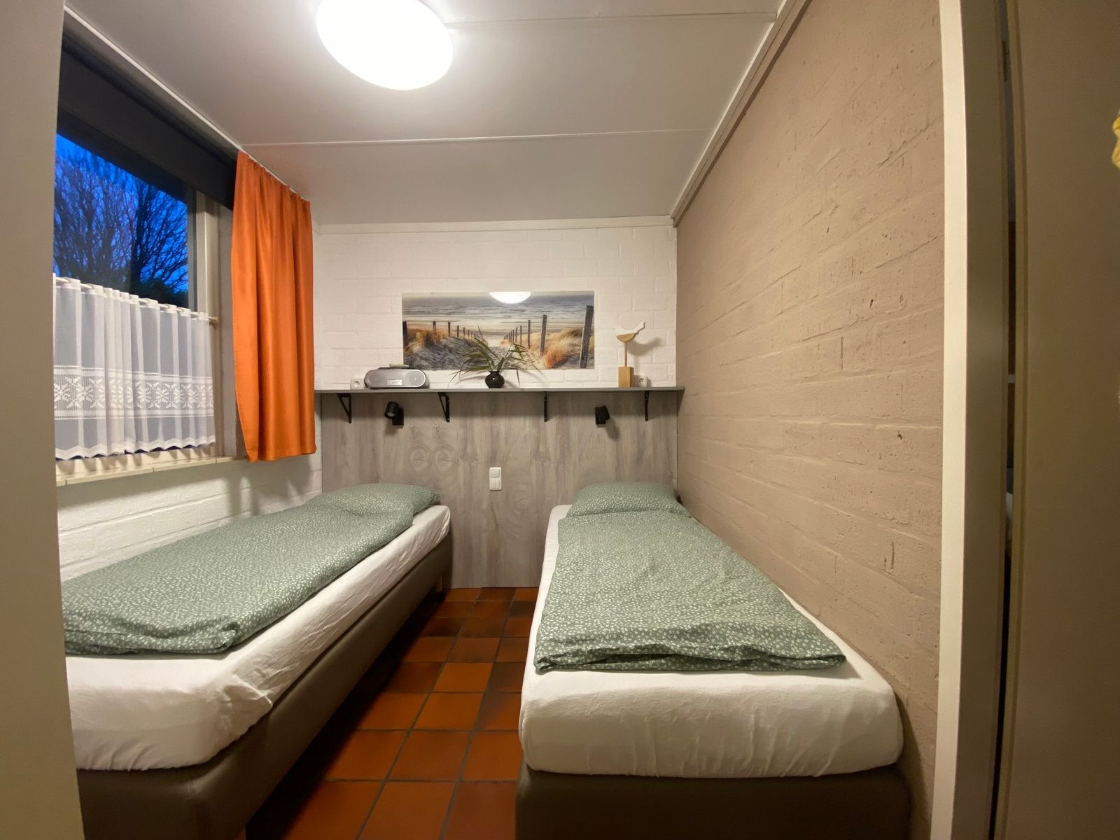 Zweites Schlafzimmer mit zwei Einzelbetten im Bungalowpark Verste Coogh - Bungalow 52, De Dennen, Texel.