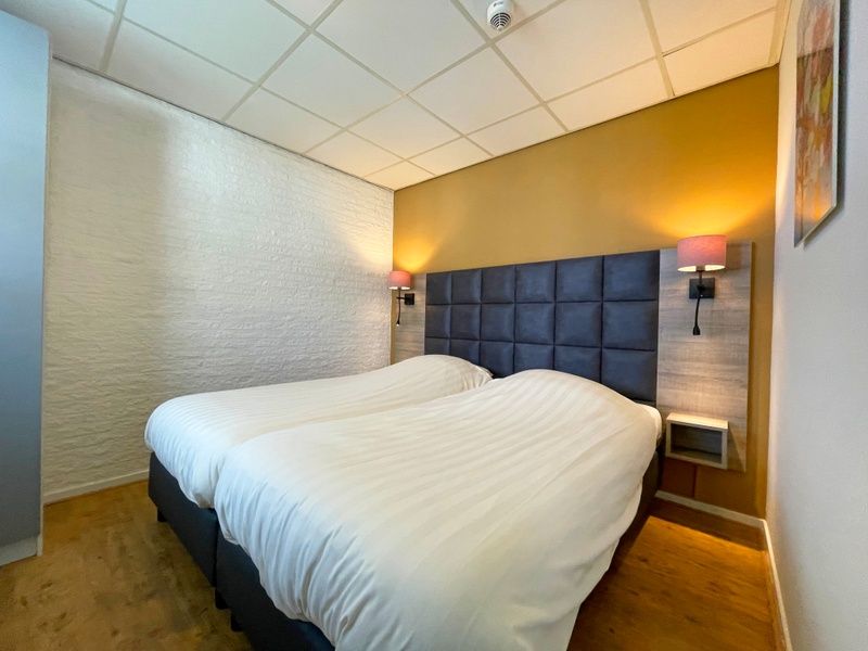 Komfortables Schlafzimmer im Appartement Bos en Duin 17, Texel mit luxurioesen Betten.