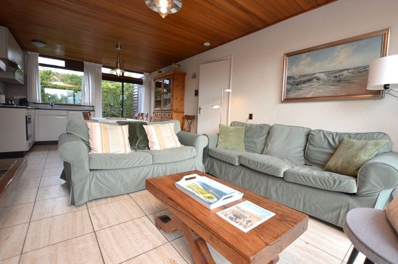 Offene Kueche und Sitzecke im Ferienhaus de Parel 258, De Dennen, Texel, mit viel Tageslicht.