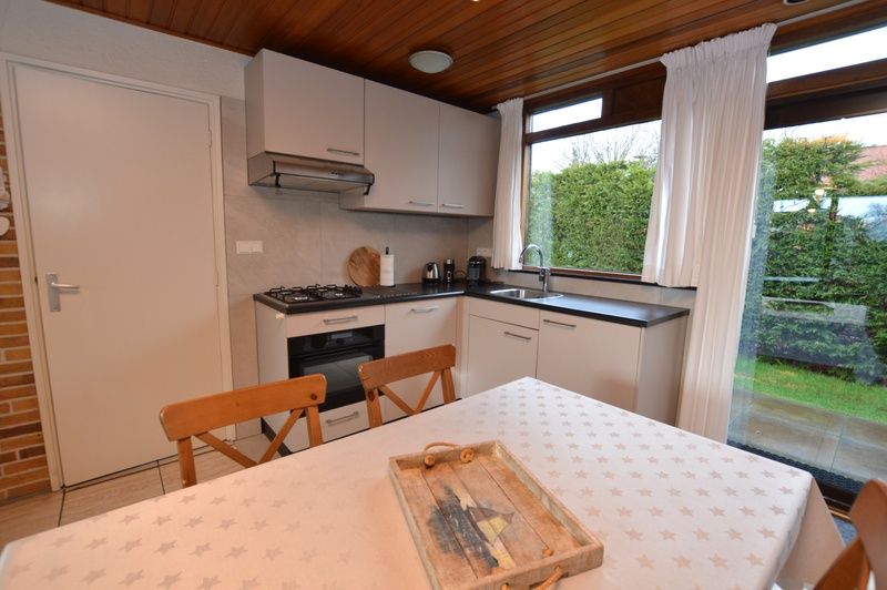 Geraeumige Kueche und Essecke im Holiday home de Parel 258, De Dennen, Texel, ideal fuer gemuetliche Mahlzeiten.