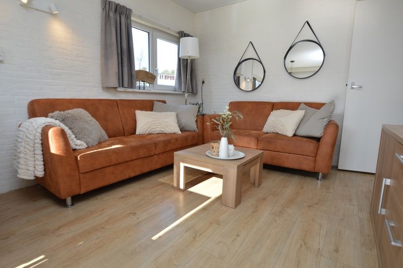 Comfortabele zitruimte in Bungalow Uterste Coogh 96, De Dennen, Texel, ideaal voor ontspanning op de Waddeneilanden.