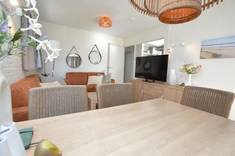 Ruime eet- en woonkamer van Bungalow Uterste Coogh 96 in De Dennen, Texel, voor een comfortabel verblijf.