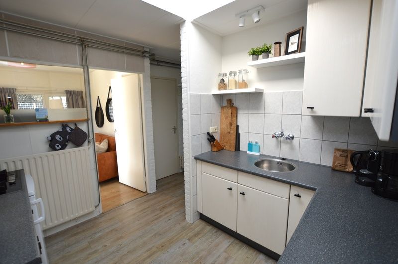 Volledig uitgeruste keuken in Bungalow Uterste Coogh 96, De Dennen, Texel, met veel opbergruimte.