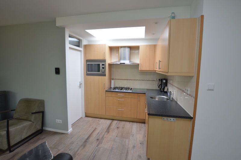 Voll ausgestattete Kueche im Ferienhaus Tempelierweg 16 - de Brunaire, De Dennen, Texel, ideal fuer kulinarische Erlebnisse auf den Watteninseln.