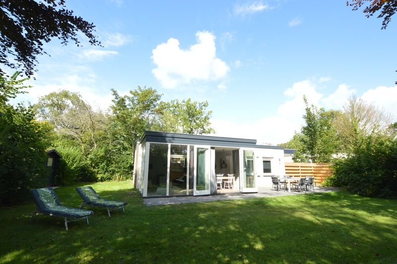 Aussenansicht des Ferienhauses Tempelierweg 16 - de Brunaire, De Dennen, Texel, mit sonnigem Garten und Terrasse fuer einen entspannten Aufenthalt.