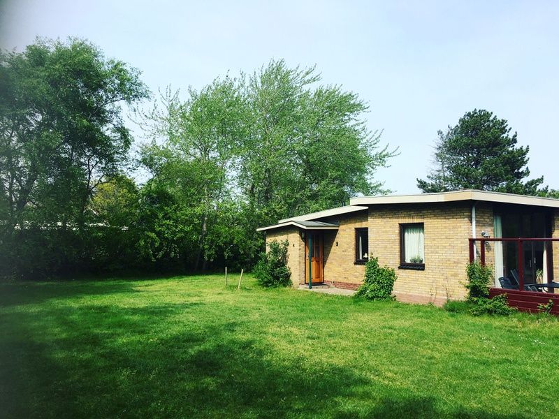 Sonniger Aussenbereich des Bungalows 0790 im Bungalowpark 't Hoogelandt, De Dennen, Texel.