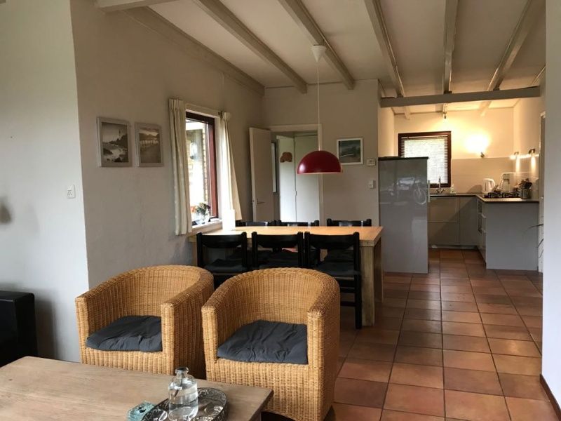 Essecke mit offener Kueche im Bungalow 0790, Bungalowpark 't Hoogelandt, Texel.