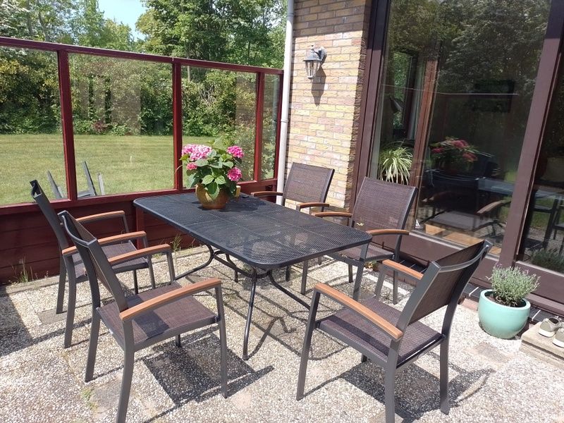 Terrasse mit Gartenmoebeln im Bungalow 0790, Bungalowpark 't Hoogelandt, Texel.