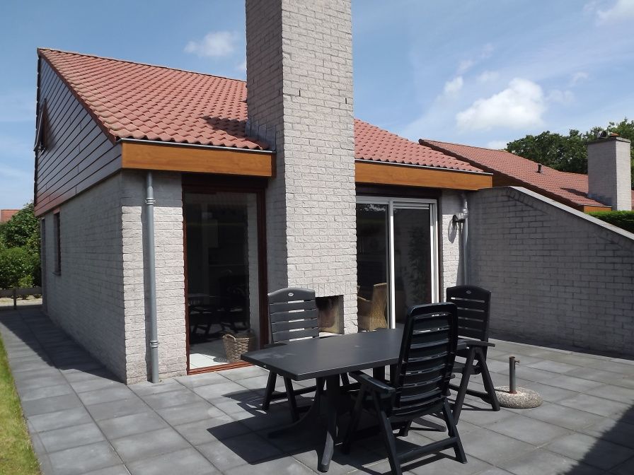 Vakantiehuis Gortersmient 216 met terras in De Dennen, Texel, Waddeneilanden, ideaal voor buitenontspanning.