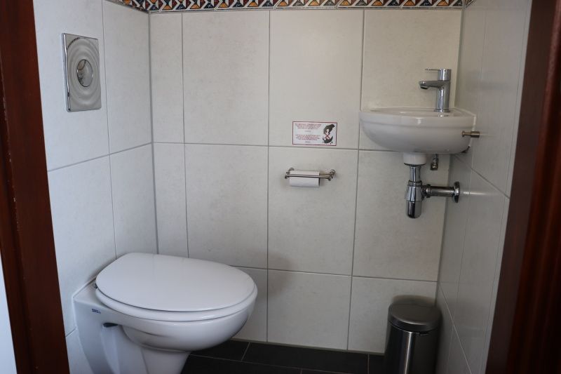 Stijlvolle badkamer in Vakantiehuis Gortersmient 216, gelegen in De Dennen, Texel, Waddeneilanden.