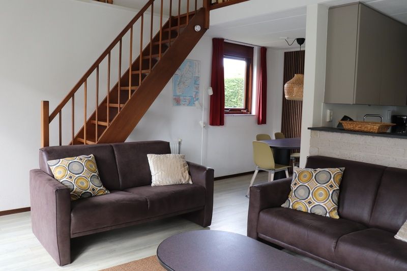 Ruime woonkamer in Vakantiehuis Gortersmient 216, De Dennen, Texel, Waddeneilanden, met moderne inrichting.