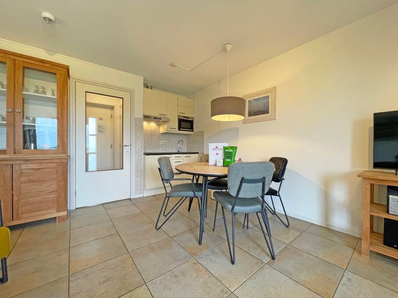 Luxe badkamer in Appartement Bos en Duin 41, De Dennen, Texel met ligbad en moderne inrichting.