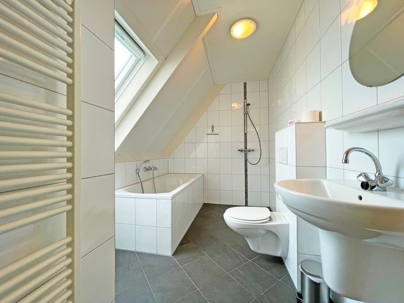 Slaapkamer met tweepersoonsbed in Appartement Bos en Duin 41, De Dennen, Texel met prachtig uitzicht op de natuur.