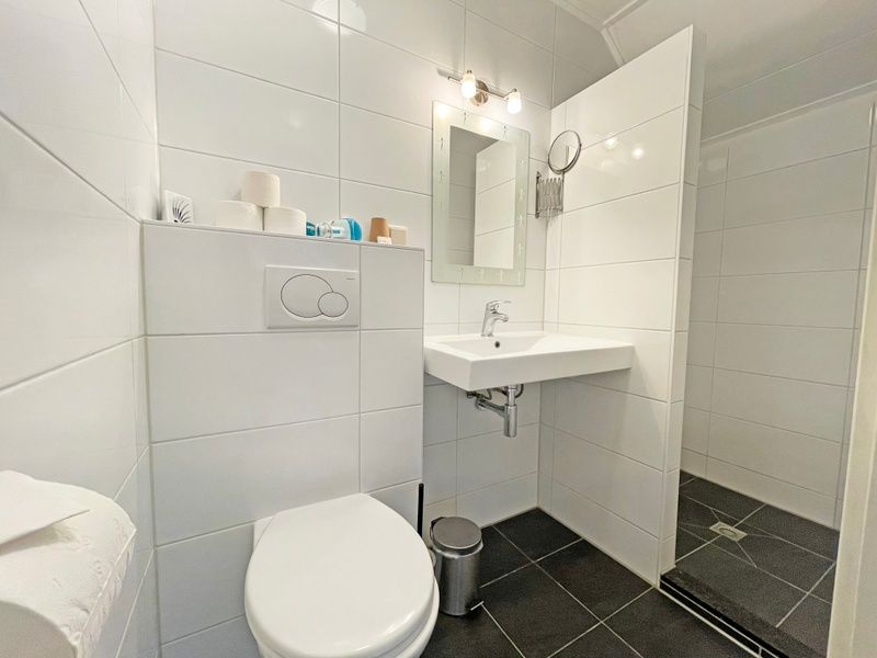 Modern bathroom with shower in Apartment Bos en Duin 34, Texel.