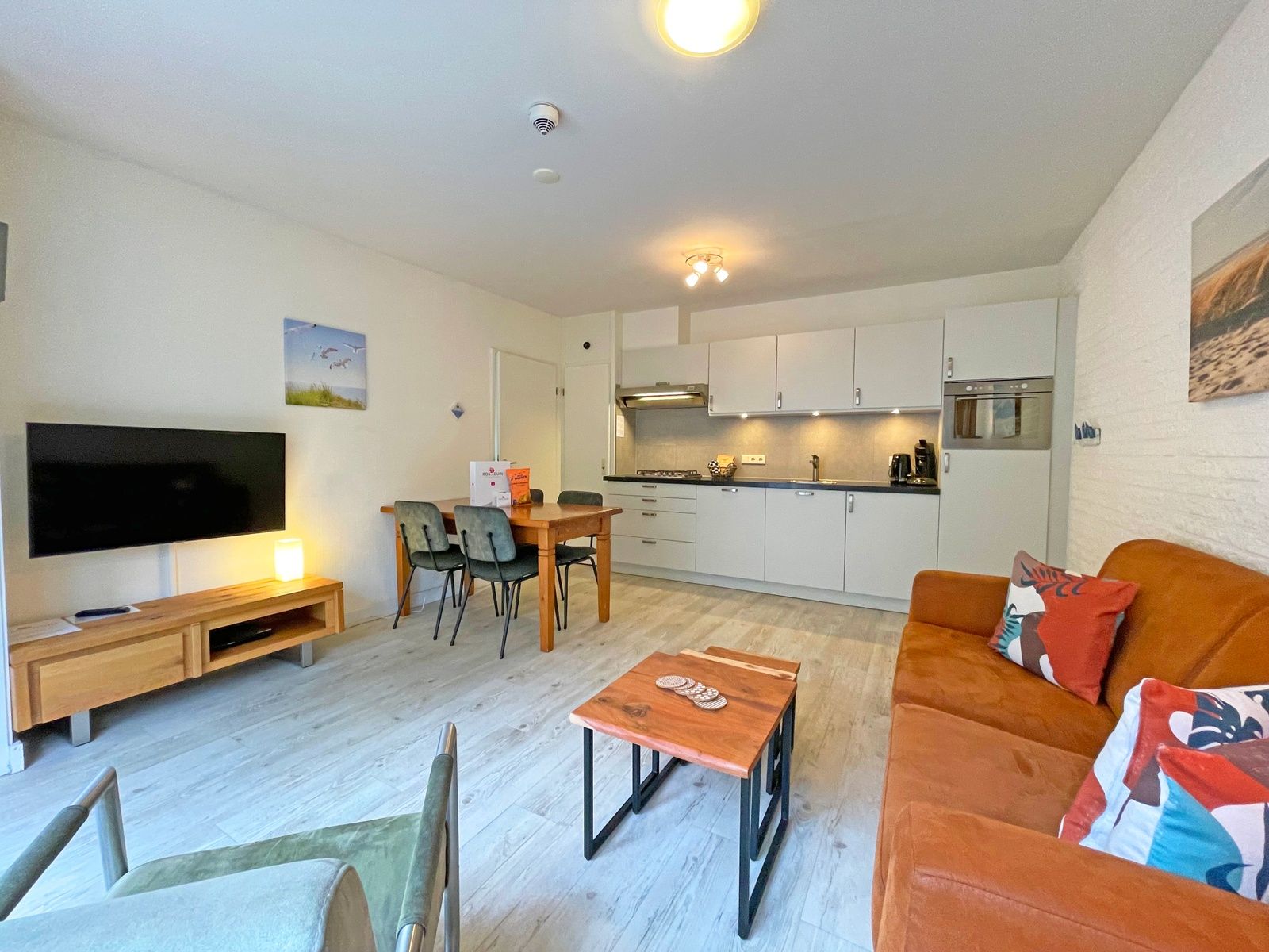 Ruime woonkamer van Appartement Bos en Duin 08, De Dennen, Texel. Open keuken en eetruimte met veel daglicht.