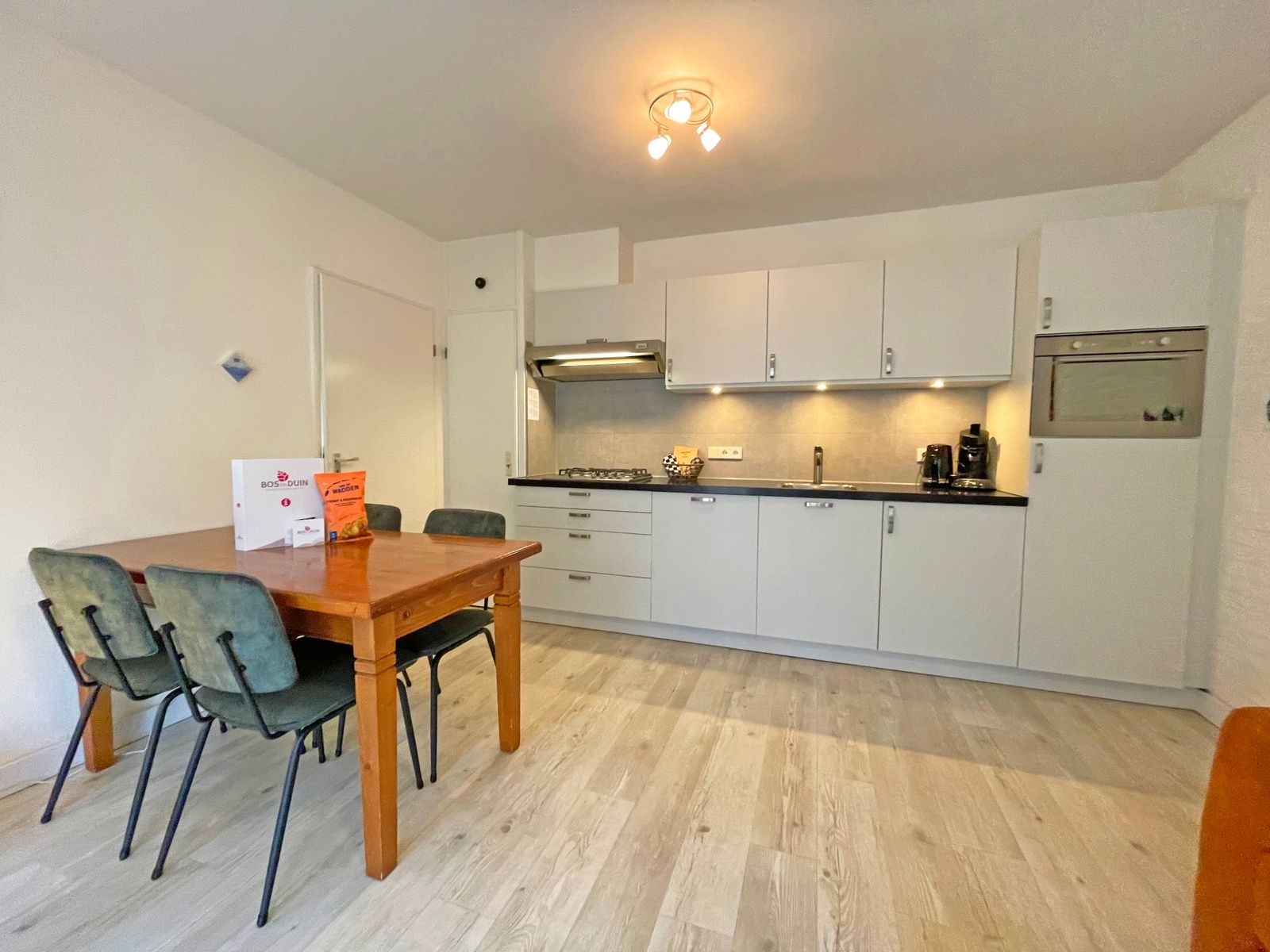 Moderne keuken in Appartement Bos en Duin 08, De Dennen, Texel. Volledig uitgerust voor een comfortabel verblijf.