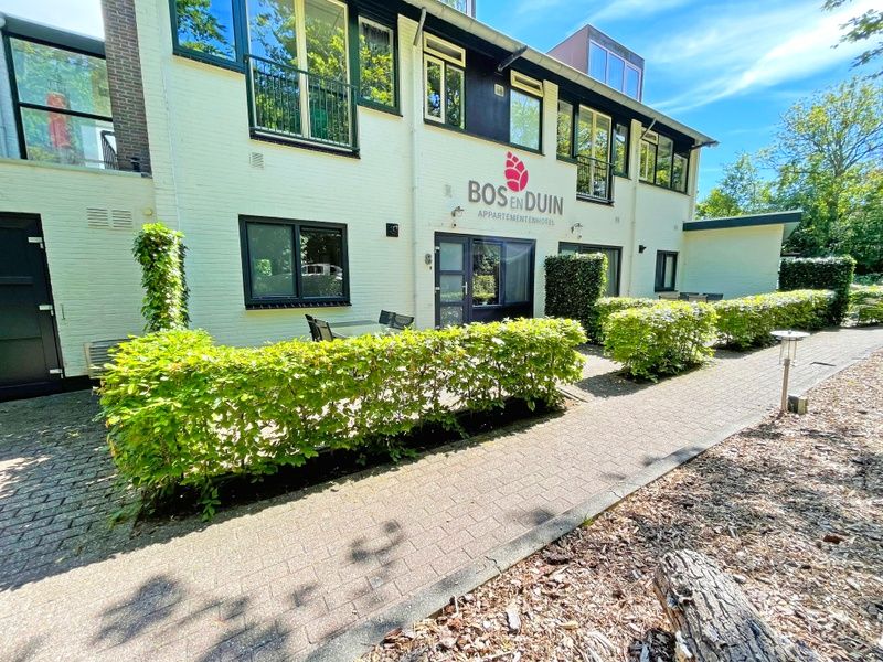 Vooraanzicht van Appartement Bos en Duin 08, De Dennen, Texel. Omringd door natuur met uitnodigende entree.