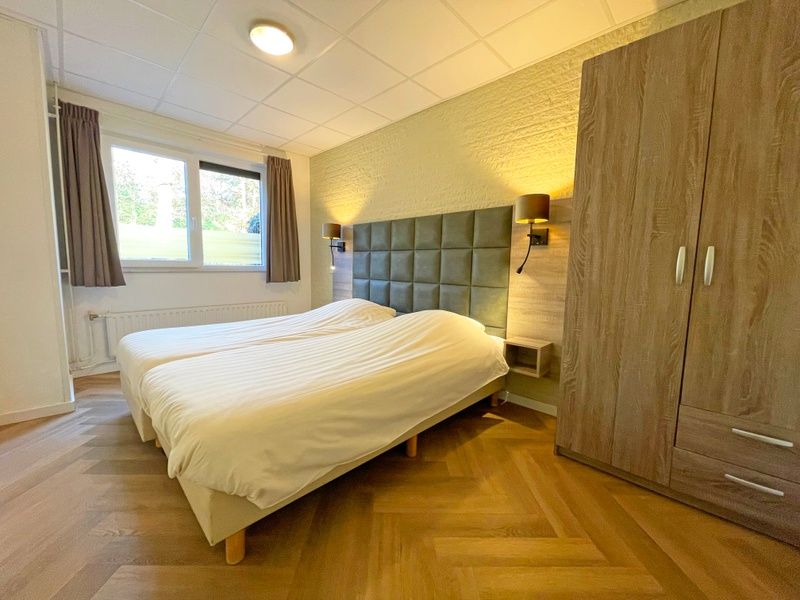 Das zweite Schlafzimmer im Appartement Bos en Duin 04, De Dennen, Texel, bietet Ruhe und Komfort mit stilvollem Design.