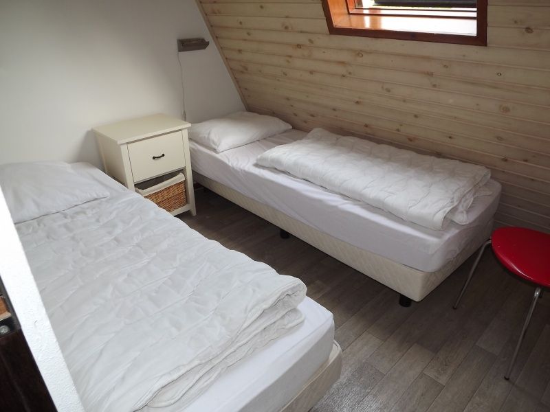Gemuetliches Schlafzimmer mit zwei Einzelbetten im Ferienhaus Gortersmient 252, De Dennen, Texel, ideal fuer Kinder.