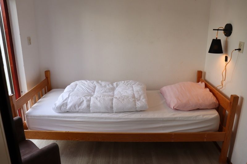 Einfaches Einzelzimmer im Ferienhaus Gortersmient 252, De Dennen, Texel, ideal fuer eine ruhige Nachtruhe.