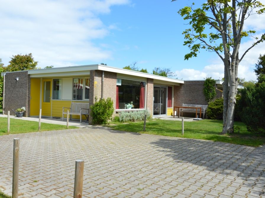 Bungalow Verste Coogh 62 in De Dennen, Texel met zonnig terras en groene tuin, ideaal vakantiehuis op de Waddeneilanden.
