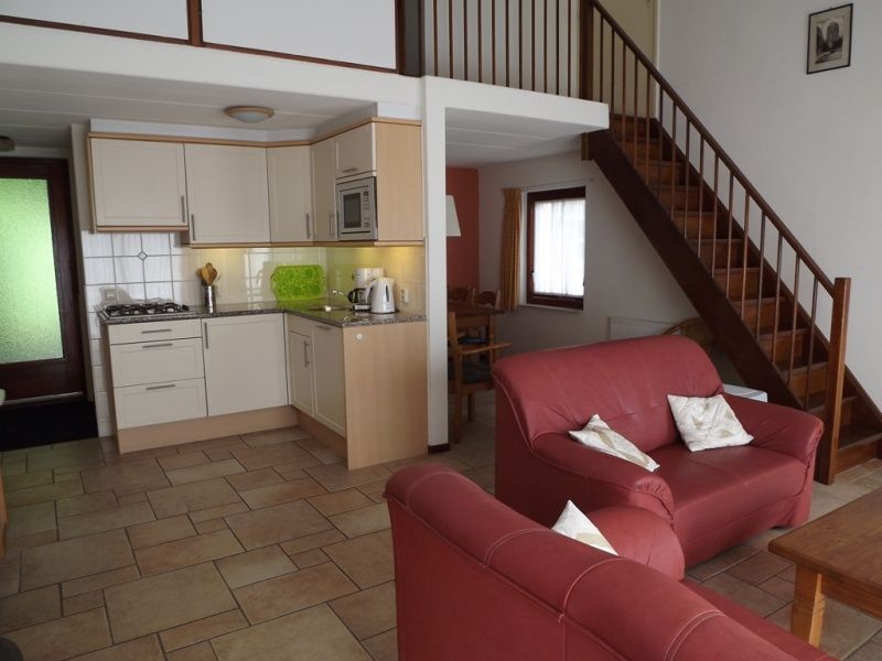 Gemuetliches Wohnzimmer mit offener Kueche im Ferienhaus Gortersmient 282, De Dennen, Texel fuer einen komfortablen Aufenthalt.