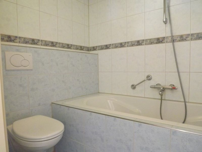 Modernes Badezimmer mit Badewanne im Ferienhaus Gortersmient 282, De Dennen, Texel zur Entspannung nach einem erlebnisreichen Tag.