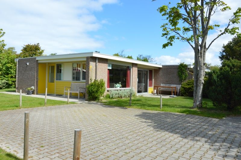 Vakantiewoning Bungalow Verste Coogh 62, De Dennen, Texel met ruime oprit en omringende natuur, perfect voor een ontspannen verblijf.