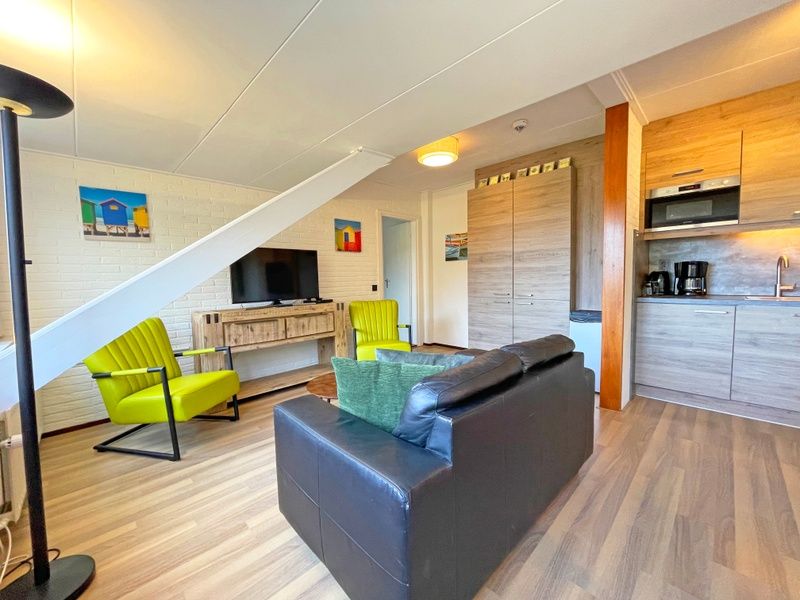Open keuken en woonkamer in Appartement Bos en Duin 36, De Dennen, Texel met moderne voorzieningen.