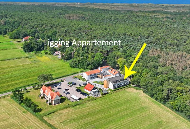 Luchtfoto van de ligging van Appartement Bos en Duin 36 in De Dennen, Texel omgeven door natuur.