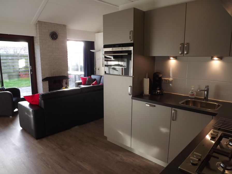 Moderne keuken in Vakantiehuis Gortersmient 210, De Dennen, Texel met comfortabele zithoek.