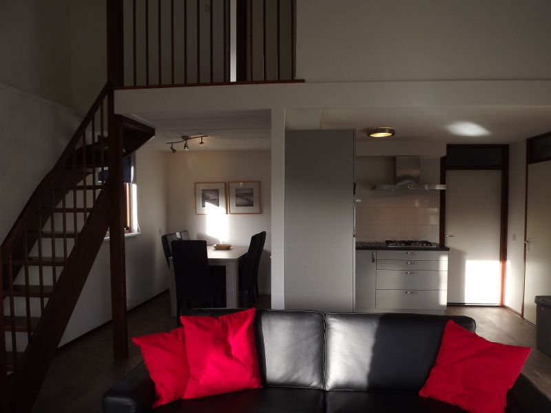 Gezellige binnenruimte met eethoek in Vakantiehuis Gortersmient 210, De Dennen, Texel.